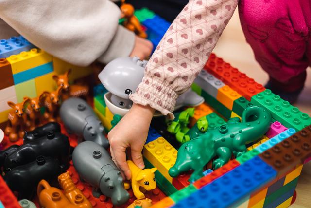 Barn som leker med Duplo-figurer som forestiller Noahs ark